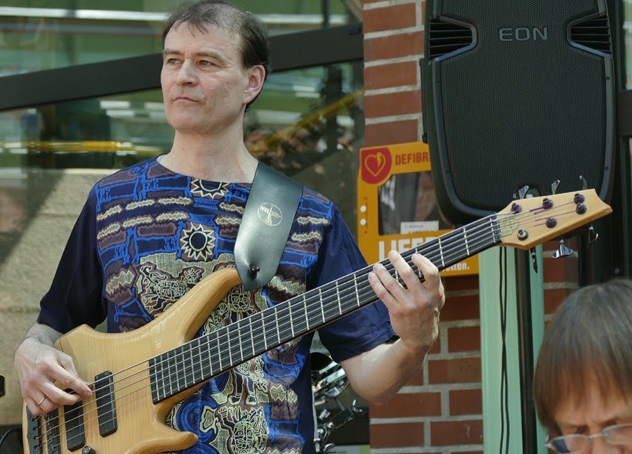Oliver Jüngt (bass)