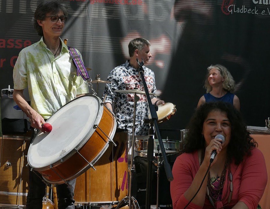 Surdo und Gesang