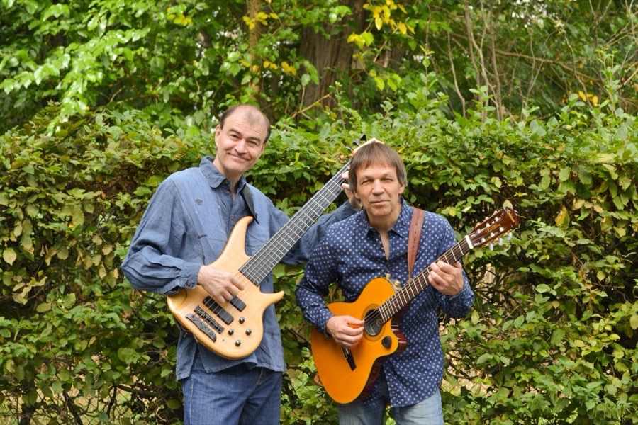 Bass und Gitarre